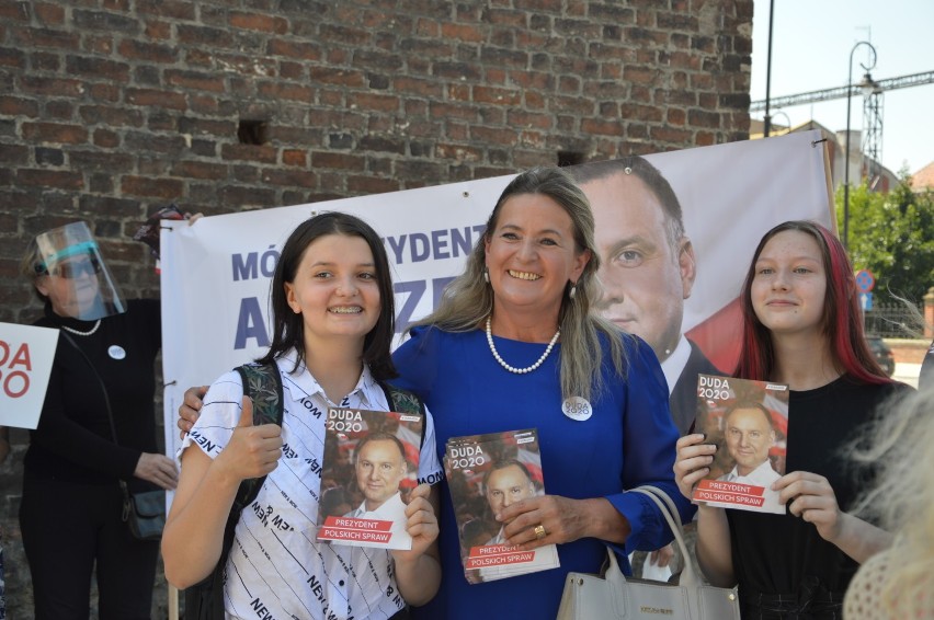 Happening PiS w Nysie. Przyszły same kobiety, żeby zachęcać do głosowania na Andrzeja Dudę