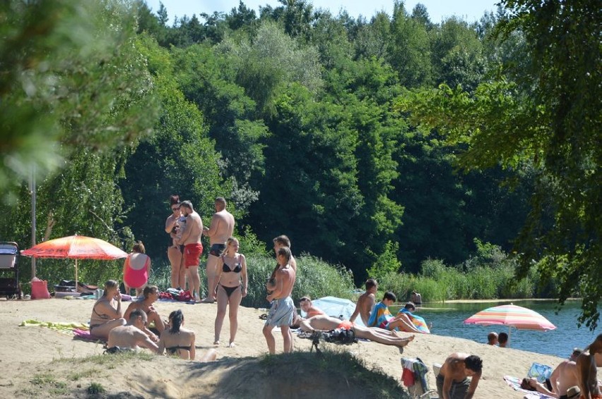 Nad Rydwanem tłumy, tymczasem policja kontroluje plażowiczów czy mają maseczki [ZDJĘCIA]