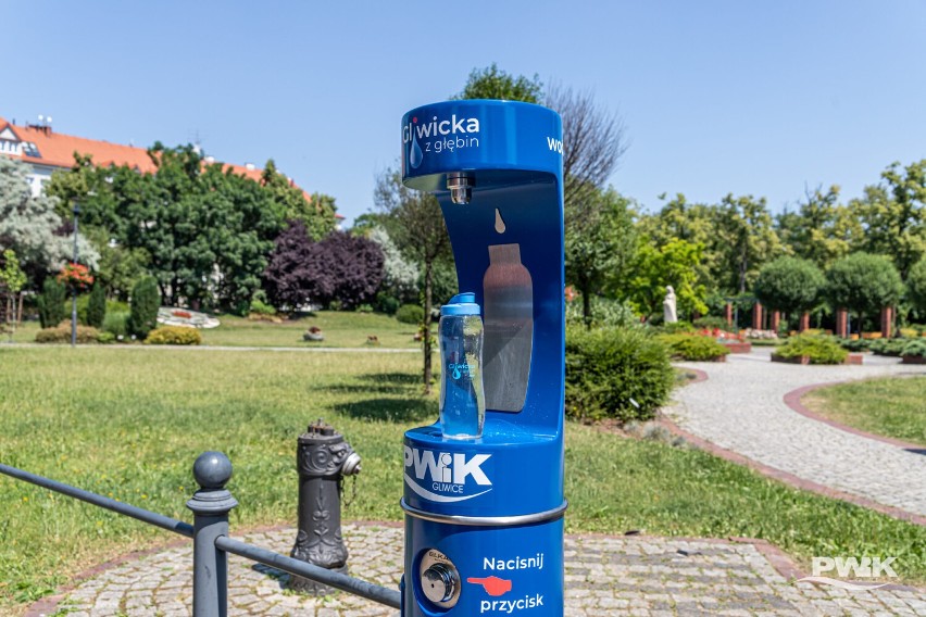 Miejskie zdroje powstają w Gliwicach! PWiK Gliwice rozdaje bidony. Sprawdź gdzie za darmo pobrać miejską wodę pitną