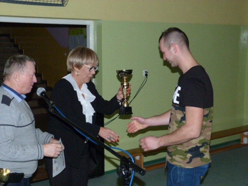 Turniej mikołajkowy i mikołajki w ZSP w Kębłowie