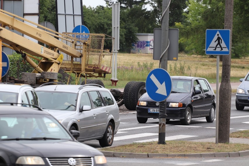 Ciężarówka zgubiła tylną oś wraz kołami [zdjęcia]