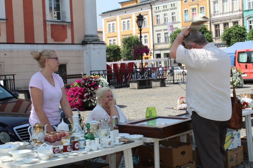 LESZNO. Jarmarki staroci na Rynku od lat mają swoich wielkich fanów. Można tam trafić na prawdziwe cuda  [ZDJĘCIA]