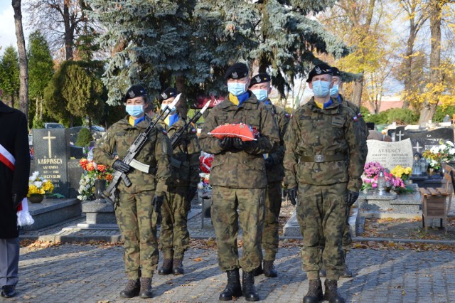 Na cmentarzu komunalnym w Żaganiu spoczął major w stanie spoczynku Leszek Maćkowiak, w ostatnim pożegnaniu uczestniczyła m.in. kompania honorowa 34. Brygady Kawalerii Pancernej oraz poczet sztandarowy Związku Żołnierzy WP