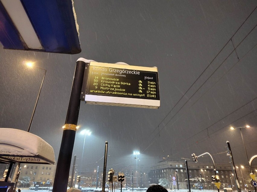 Uwaga kierowcy! Koszmarne warunki na krakowskich drogach. Śniegu nieustannie przybywa. Możliwe oblodzenia