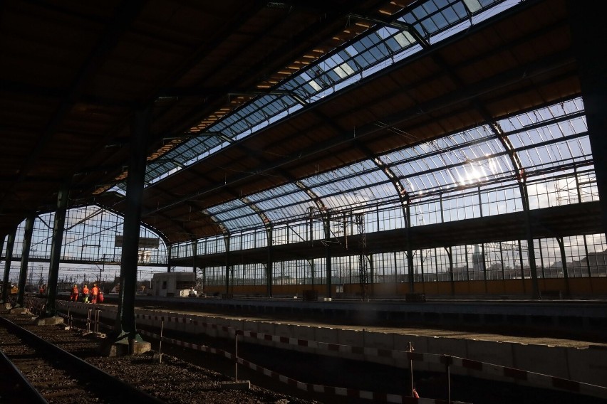 Wichura zniszczyła 30 świetlików w dachu remontowanej hali peronowej dworca w Legnicy