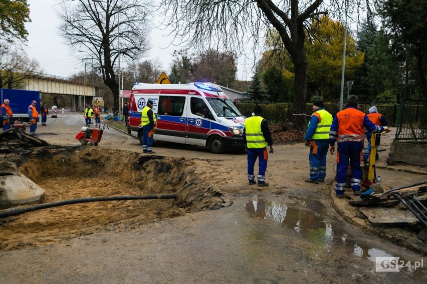 Awaria wodociągu na Granitowej w Szczecinie. Trwa naprawa jezdni