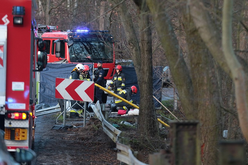 Wypadek w Ciborzu. Samochód wpadł do stawu. W aucie było 5...