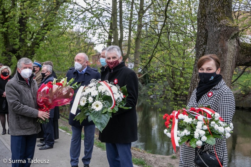 W Stargardzie, w 230. rocznicę uchwalenia Konstytucji 3 Maja, złożono kwiaty pod pomnikiem patriotycznym Stargardzianie Ojczyźnie. ZDJĘCIA