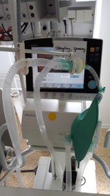 Koronawirus szaleje, a krakowski szpital wystawia na sprzedaż... respiratory. Urządzenia trafiły na licytację