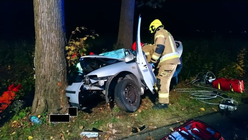 Szymankowo. Wypadek na drodze powiatowej w gminie Lichnowy. Dwie osoby ranne po uderzeniu samochodu w drzewo