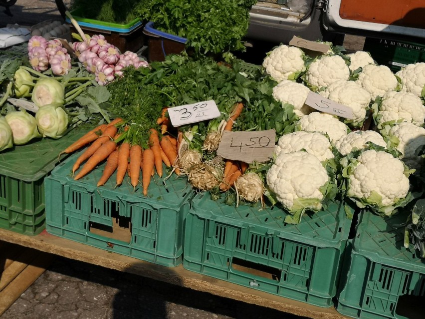 Ceny warzyw i owoców na rynku w Grudziądzu. Tłumy na targowisku [zdjęcia]