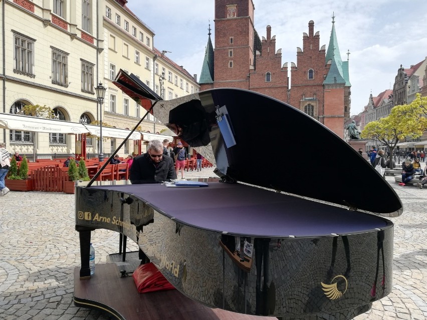 Wrocław. Uliczny grajek grał na... fortepianie. A grał, aż miło. Posłuchaj! 