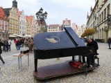 Wrocław. Uliczny grajek grał na... fortepianie. A grał, aż miło. Posłuchaj! 