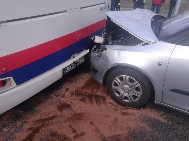 Samochód osobowy najechał na tył autobusu, którym podróżowało trzydzieści osób. Na szczęście nikt nie został poszkodowany. Kierowca samochodu osobowego, po przebadaniu, pozostał na miejscu. 





Więcej zdjęć i informacji na temat wypadku >>>