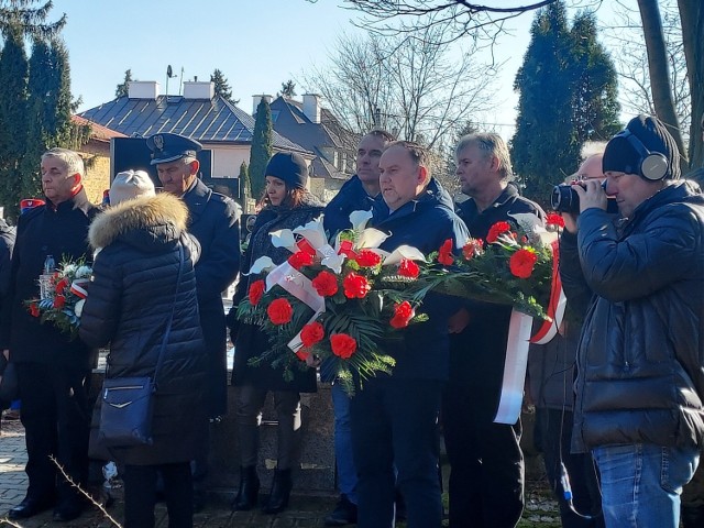 W południe przy pomniku Pielaszowiaków liczne delegacje złożyły wiązanki kwiatów. Na kolejnych slajdach zobaczcie zdjęcia z uroczystości.
