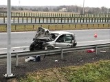 Auto roztrzaskało się na drodze S3 w okolicy Gaików [ZDJĘCIA]