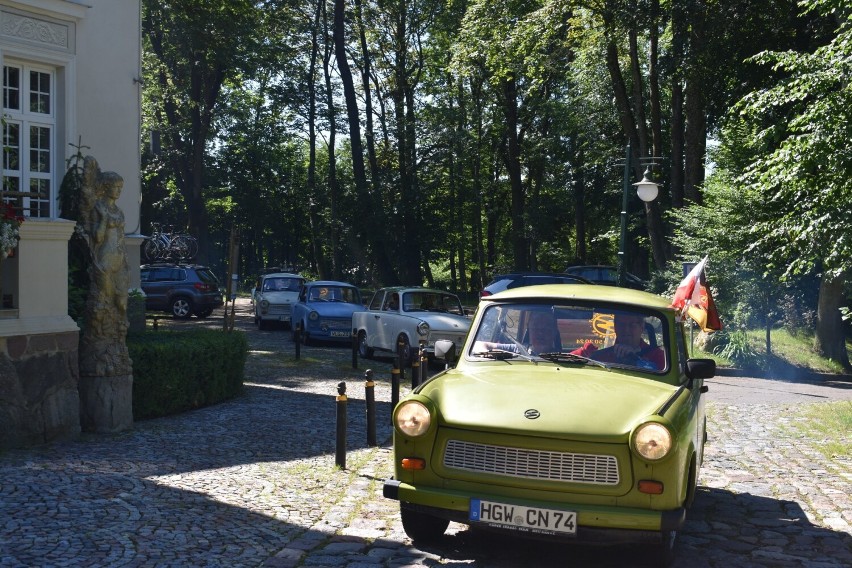 Miłośnicy motoryzacji z Niemiec zajechali trabantami do Gdyni i na Kaszuby! Ich samochody robiły furorę  | ZDJĘCIA