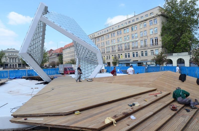 Fontanna Wolności w Poznaniu - Budują drewnianą platformę [ZDJĘCIA, WIDEO]