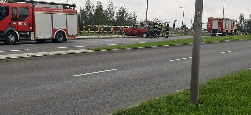 Samochód osobowy uderzył w barierki na ulicy Matuszczyka w...