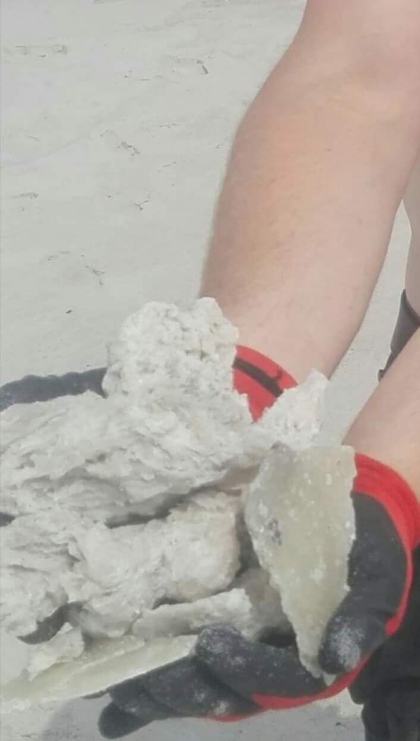 Zbrylona parafina na plaży w Helu, lipiec 2018