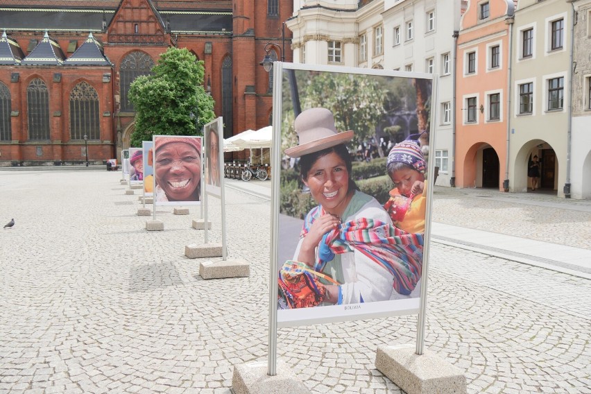 Mieszkańcy Etiopii, Jemenu, Filipin, Indii i wielu innych krajów w Legnicy. To wystawa fotografii Elżbiety Dzikowskiej, zobaczcie zdjęcia