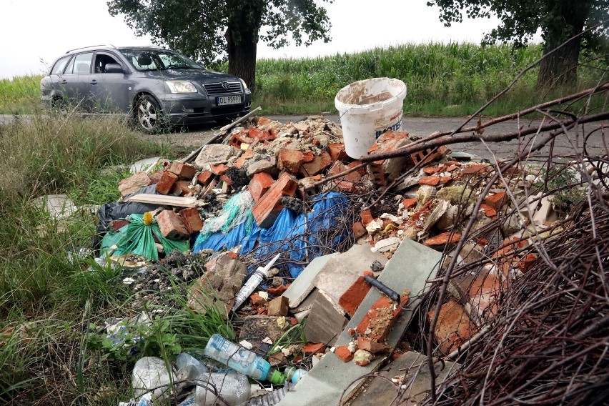 Dzikie wysypisko śmieci na ulicy Bobrowej w Legnicy, zobaczcie aktualne zdjęcia