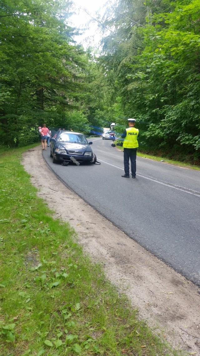 Zderzenie motocyklistki na Przełęczy Kowarskiej z samochodem osobowym