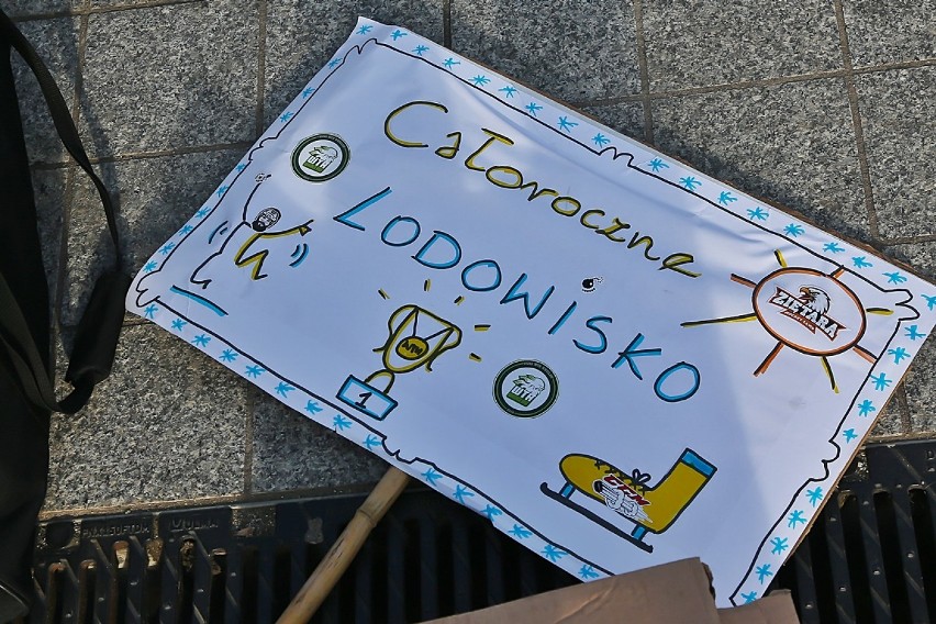 Manifestacja łyżwiarzy we Wrocławiu. Jakie hasła mieli na transparentach? [ZDJĘCIA] 