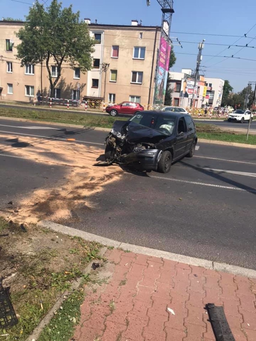 Dąbrowa Górnicza: kierowca zasłabł. Auto uderzyło w bramownicę na rondzie na Redenie [ZDJĘCIA]