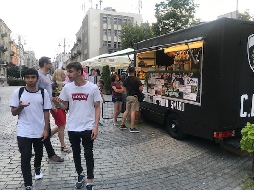 Food Trucki na kieleckiej Sienkiewce. Kolejki ustawiały się po jedzenie [ZDJĘCIA]