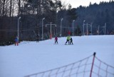 Wyciąg narciarski Sękowa Ski zainaugurował sezon. Jest mróz, śnieg, czyli wszystko, czego potrzeba narciarzom [ZDJĘCIA]