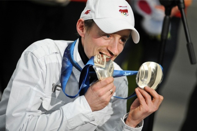 Adam Małysz z dwoma medalami z IO w Vancouver (2010)
