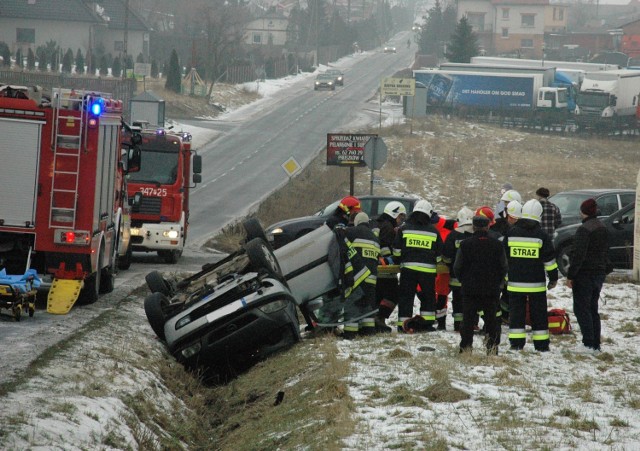 Wypadek w Pruszkowie. Auto dachowało w rowie