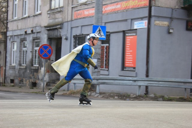 Adam Gołąb wraz z ekipą techniczną "Na rolkach po zdrowie" przemierzył już ponad 640 km. Chce pokonać 8500 km.