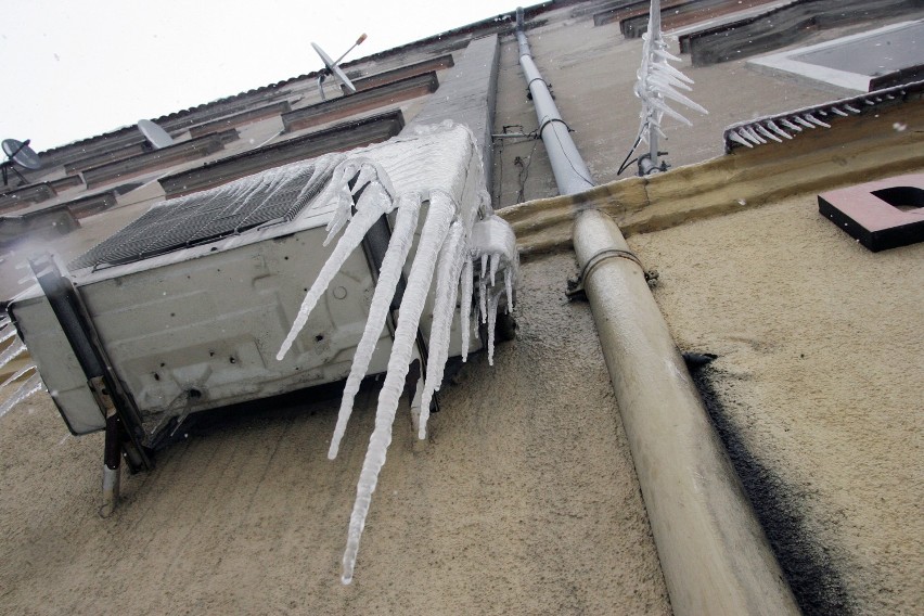 Straż pożarna ostrzega: zwisające sople i śnieg na dachach to śmiertelne zagrożenie