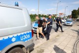 Atak z siekierą na skrzyżowaniu w Lesznie. Ranny został 27 -latek. Policja szuka napastnika z ciemnego busa 