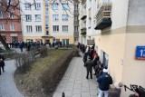 Tłusty Czwartek 2024 w Warszawie. Mieszkańcy stoją w gigantycznych kolejkach po świeże pączki 