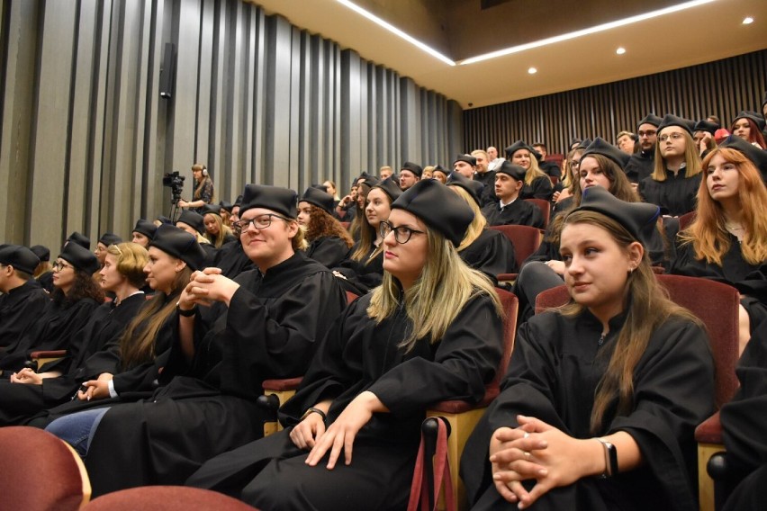 Absolutorium w kaliskim WP-A UAM. Studenci odebrali dokumenty potwierdzające zakończenie studiów. ZDJĘCIA