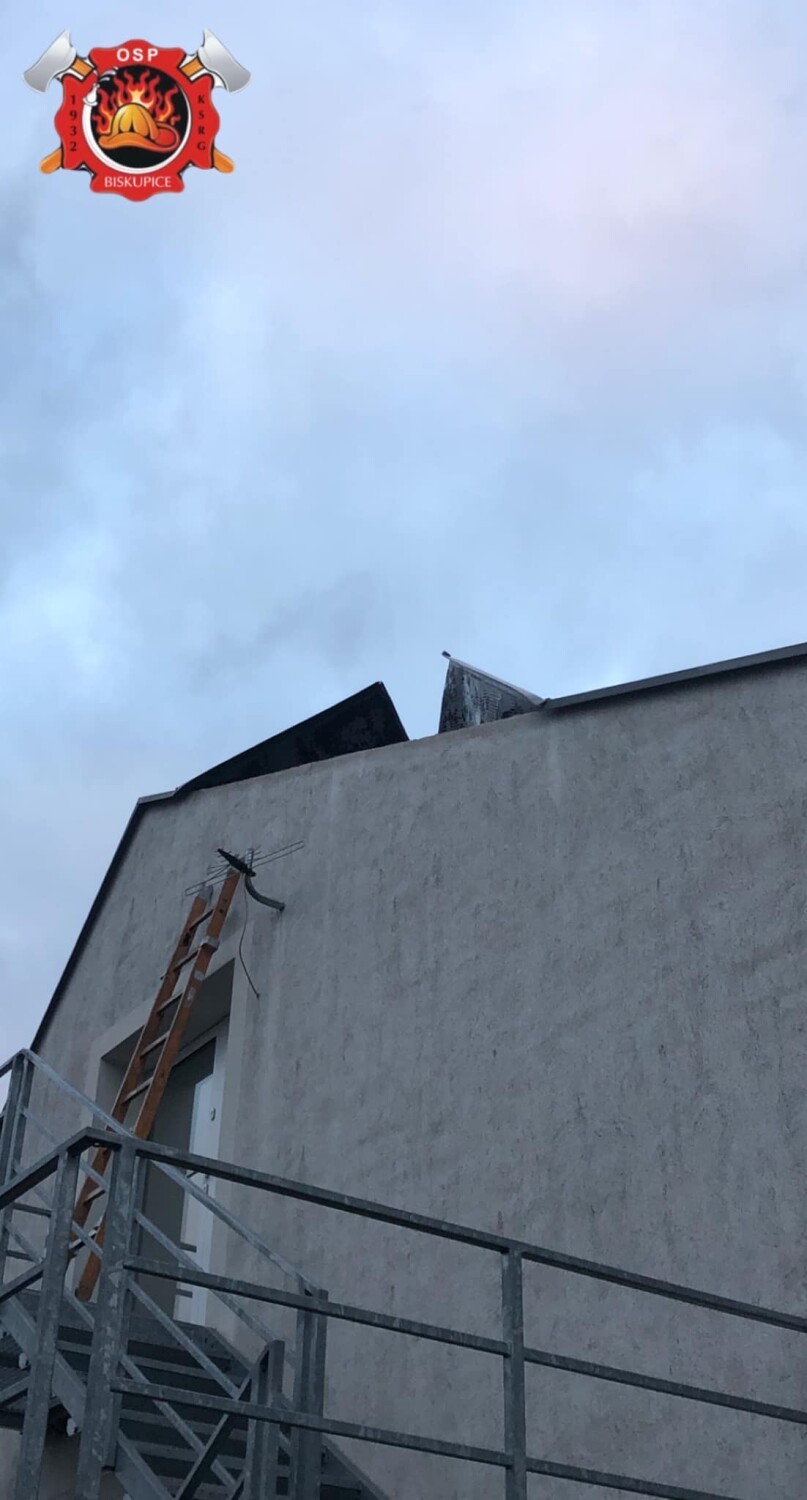 Silny wiatr w woj. śląskim. Zniszczone dachy, powalone drzewa, jedna osoba ranna... Prawie 130 interwencji straży