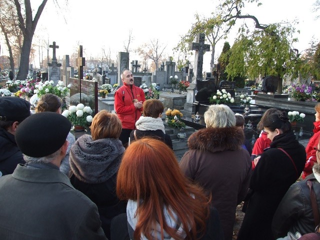 Zdzisław Kryściak podczas oprowadzania chętnych po cmentarzu katedralnym