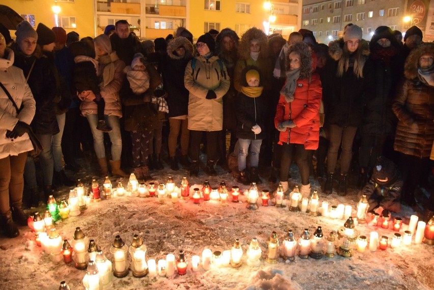 Bytowianie oddali hołd tragicznie zmarłemu prezydentowi Gdańska Pawłowi Adamowiczowi (FOTO, WIDEO)