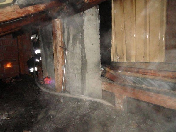 Pożar budynku mieszkalnego w Świniarsku [ZDJĘCIA]