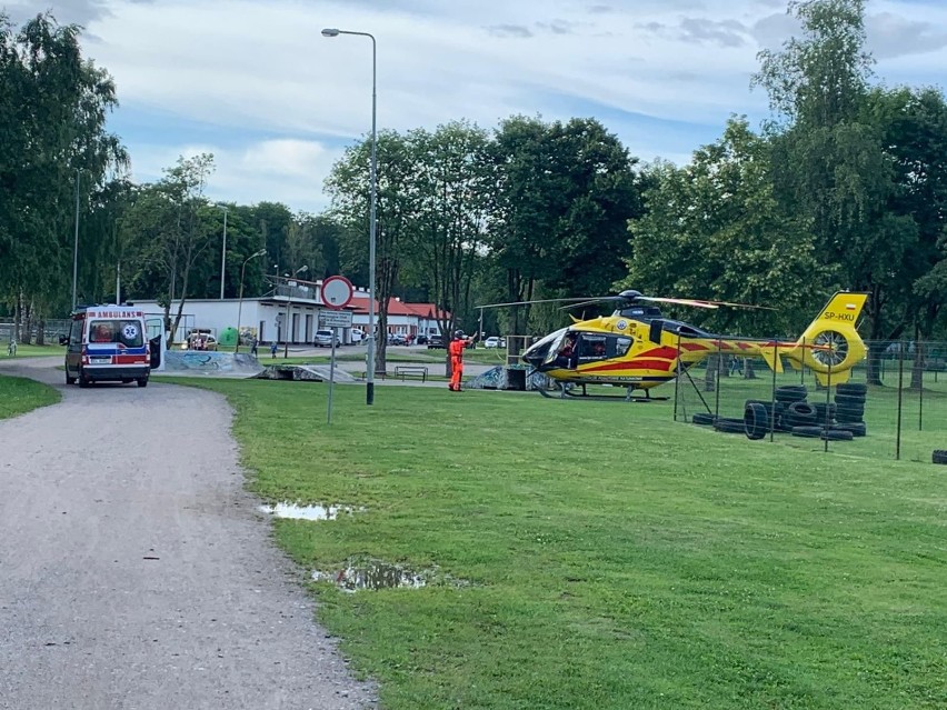 Wypadek na skateparku w Szczecinku. Śmigłowiec w akcji [zdjęcia]