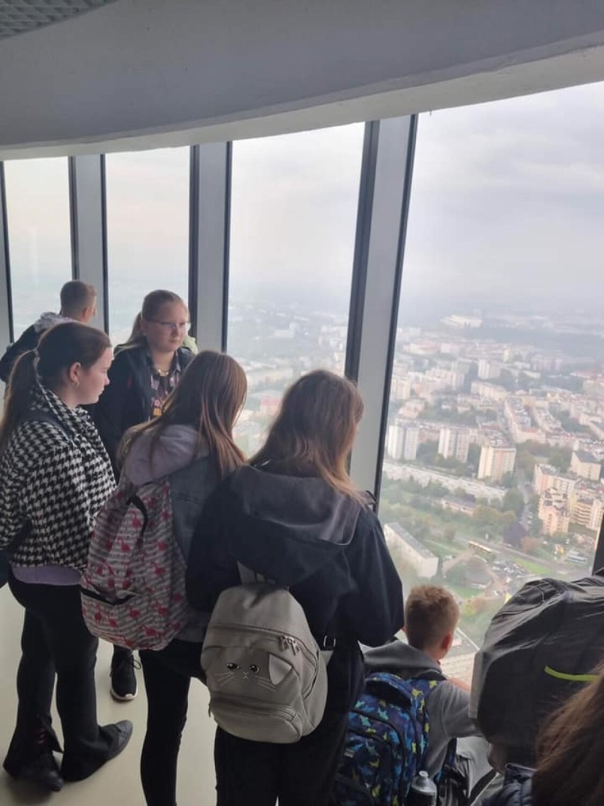 Kobylin. Uczniowie w Kuklinowa podziwiali panoramę i tropili wrocławskie krasnale [FOTO] 