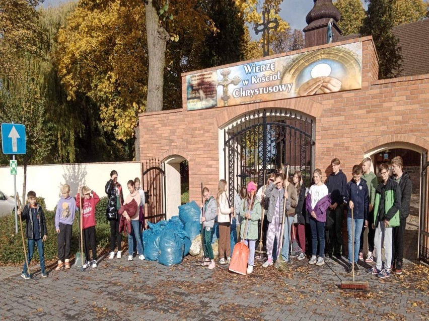 Uczniowie Zespołu Szkolno-Przedszkolnego w Granowie posprzątali groby powstańców wielkopolskich