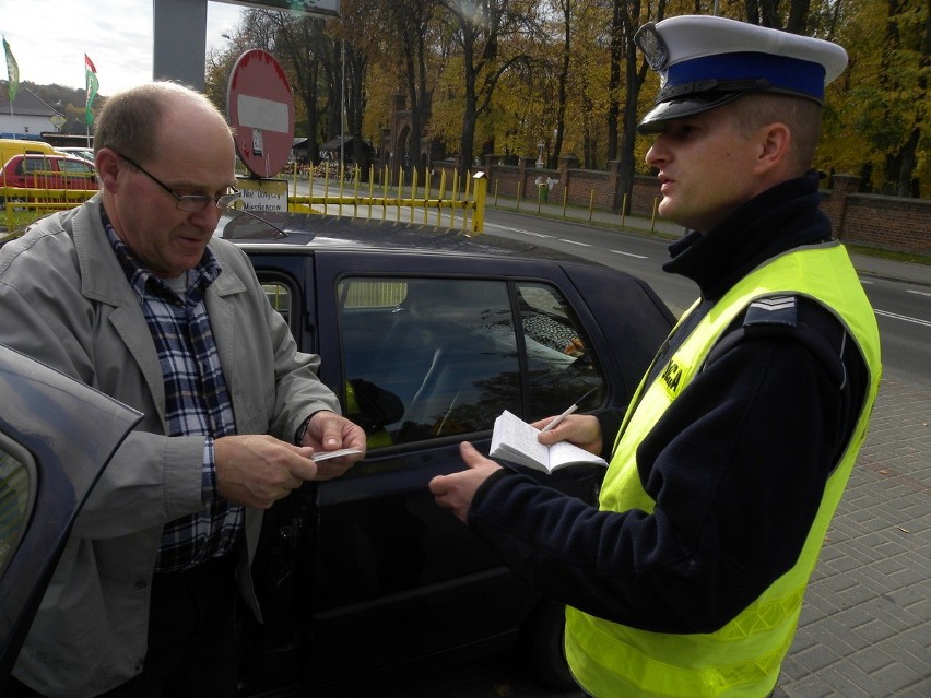 Kierowcy którzy zatrzymali się przed przejściem dostali latarki