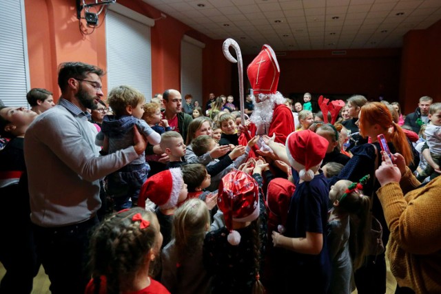Na spotkanie ze św. Mikołajem do Pałacu Młodzieży przybyły licznie dzieci ze Starówki wraz ze swoimi rodzicami