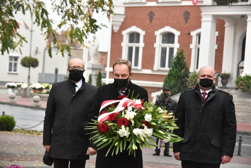 Opalenica. Delegacje złożyły kwiaty pod pomnikiem z okazji Święta Niepodległości