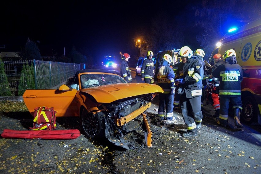 Wypadek w Buszkowiczkach. Ford Mustang GT roztrzaskany na drodze pod Przemyślem. Dwie osoby zostały ranne [ZDJĘCIA]