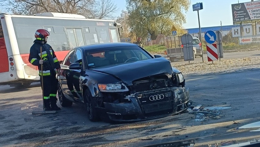 Zderzenie audi z oplem na rondzie im. Libermana w Przemyślu. Nikomu nic się nie stało [ZDJĘCIA]